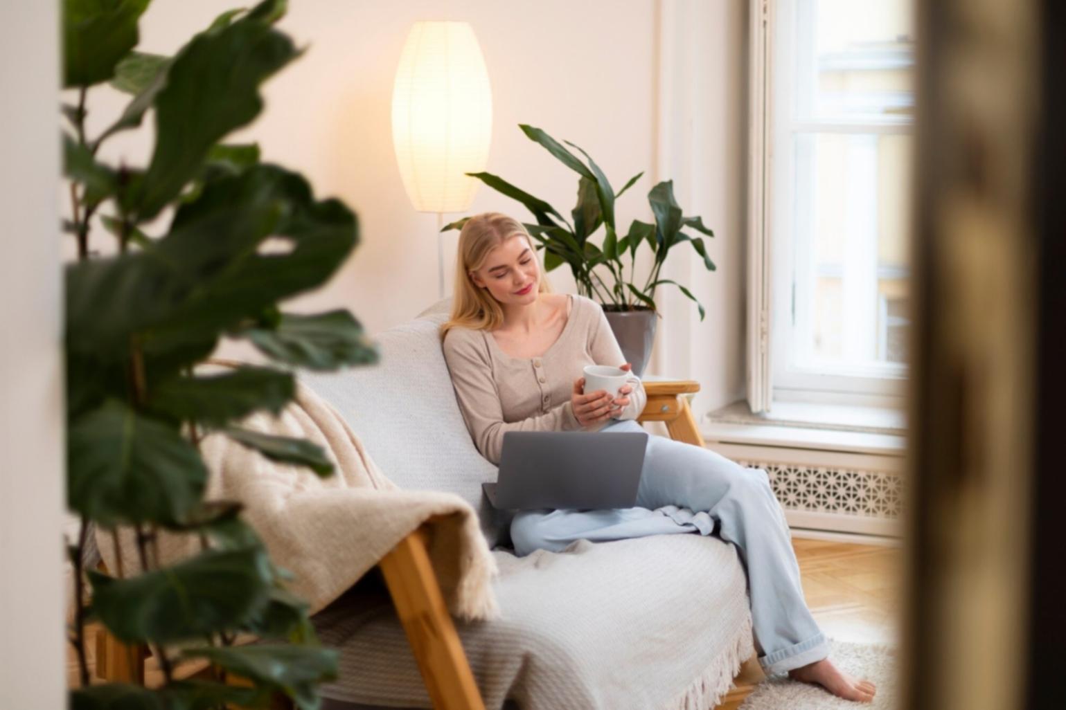 Studenti durante sessione pratica di analisi SEO su progetti reali